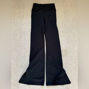 Abercrombie YPB Ultra High Rise Flare Leggings Size Medium- Brand New